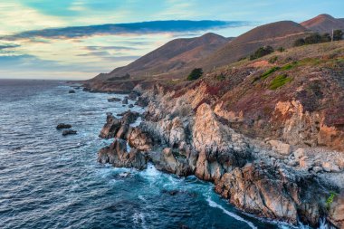 1. Otoyol ve Big Sur boyunca Pasifik Okyanusu 'nun güzel manzarası, hava manzarası, gün batımı, gün doğumu, sis. Kavram, seyahat, tatil, hafta sonu.
