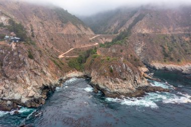 1. Otoyol ve Big Sur boyunca Pasifik Okyanusu 'nun güzel manzarası, hava manzarası, gün batımı, gün doğumu, sis. Kavram, seyahat, tatil, hafta sonu.