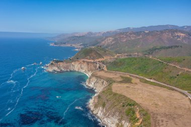 1. Otoyol ve Big Sur boyunca Pasifik Okyanusu 'nun güzel manzarası, hava manzarası, gün batımı, gün doğumu, sis. Kavram, seyahat, tatil, hafta sonu.