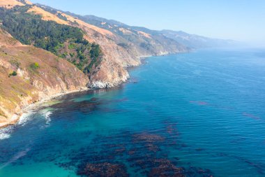 1. Otoyol ve Big Sur boyunca Pasifik Okyanusu 'nun güzel manzarası, hava manzarası, gün batımı, gün doğumu, sis. Kavram, seyahat, tatil, hafta sonu.