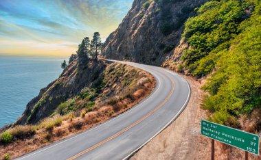 1. Otoyol ve Big Sur boyunca Pasifik Okyanusu 'nun güzel manzarası, hava manzarası, gün batımı, gün doğumu, sis. Kavram, seyahat, tatil, hafta sonu.