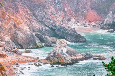 1. Otoyol ve Big Sur boyunca Pasifik Okyanusu 'nun güzel manzarası, hava manzarası, gün batımı, gün doğumu, sis. Kavram, seyahat, tatil, hafta sonu.