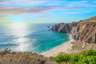 1. Otoyol ve Big Sur boyunca Pasifik Okyanusu 'nun güzel manzarası, hava manzarası, gün batımı, gün doğumu, sis. Kavram, seyahat, tatil, hafta sonu.