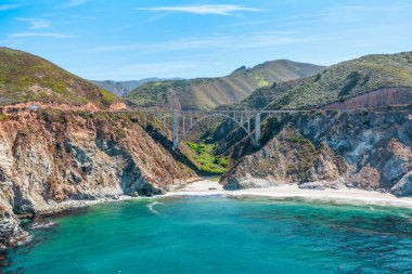 1. Otoyol ve Big Sur boyunca Pasifik Okyanusu 'nun güzel manzarası, Bixby Köprüsü' nün harika hava manzarası, gün batımı, gün doğumu, sis. Kavram, seyahat, tatil, hafta sonu.