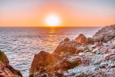 1. Otoyol ve Big Sur boyunca Pasifik Okyanusu 'nun güzel manzarası, hava manzarası, gün batımı, gün doğumu, sis. Kavram, seyahat, tatil, hafta sonu.