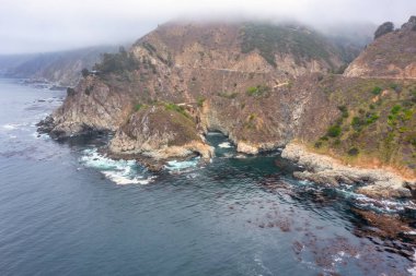 1. Otoyol ve Big Sur boyunca Pasifik Okyanusu 'nun güzel manzarası, hava manzarası, gün batımı, gün doğumu, sis. Kavram, seyahat, tatil, hafta sonu.
