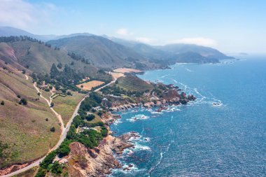 1. Otoyol ve Big Sur boyunca Pasifik Okyanusu 'nun güzel manzarası, hava manzarası, gün batımı, gün doğumu, sis. Kavram, seyahat, tatil, hafta sonu.