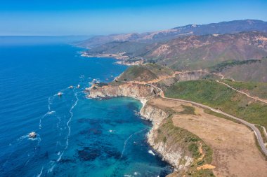 1. Otoyol ve Big Sur boyunca Pasifik Okyanusu 'nun güzel manzarası, hava manzarası, gün batımı, gün doğumu, sis. Kavram, seyahat, tatil, hafta sonu.