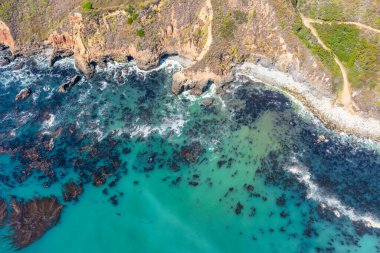 1. Otoyol ve Big Sur boyunca Pasifik Okyanusu 'nun güzel manzarası, hava manzarası, gün batımı, gün doğumu, sis. Kavram, seyahat, tatil, hafta sonu.