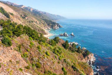 1. Otoyol ve Big Sur boyunca Pasifik Okyanusu 'nun güzel manzarası, hava manzarası, gün batımı, gün doğumu, sis. Kavram, seyahat, tatil, hafta sonu.