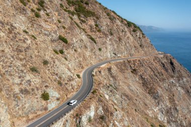 1. Otoyol ve Big Sur boyunca Pasifik Okyanusu 'nun güzel manzarası, hava manzarası, gün batımı, gün doğumu, sis. Kavram, seyahat, tatil, hafta sonu.