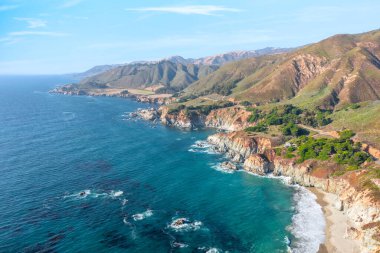 1. Otoyol ve Big Sur boyunca Pasifik Okyanusu 'nun güzel manzarası, hava manzarası, gün batımı, gün doğumu, sis. Kavram, seyahat, tatil, hafta sonu.