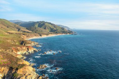 1. Otoyol ve Big Sur boyunca Pasifik Okyanusu 'nun güzel manzarası, hava manzarası, gün batımı, gün doğumu, sis. Kavram, seyahat, tatil, hafta sonu.