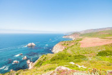 1. Otoyol ve Big Sur boyunca Pasifik Okyanusu 'nun güzel manzarası, hava manzarası, gün batımı, gün doğumu, sis. Kavram, seyahat, tatil, hafta sonu.