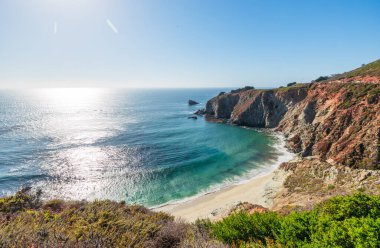 1. Otoyol ve Big Sur boyunca Pasifik Okyanusu 'nun güzel manzarası, hava manzarası, gün batımı, gün doğumu, sis. Kavram, seyahat, tatil, hafta sonu.