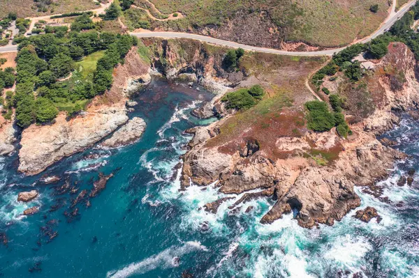 1. Otoyol ve Big Sur boyunca Pasifik Okyanusu 'nun güzel manzarası, hava manzarası, gün batımı, gün doğumu, sis. Kavram, seyahat, tatil, hafta sonu.