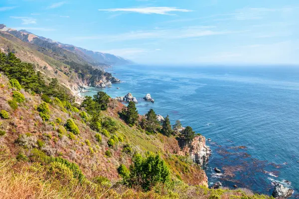 1. Otoyol ve Big Sur boyunca Pasifik Okyanusu 'nun güzel manzarası, hava manzarası, gün batımı, gün doğumu, sis. Kavram, seyahat, tatil, hafta sonu.