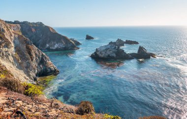 1. Otoyol ve Big Sur boyunca Pasifik Okyanusu 'nun güzel manzarası, hava manzarası, gün batımı, gün doğumu, sis. Kavram, seyahat, tatil, hafta sonu.