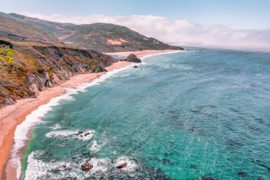 1. Otoyol ve Big Sur boyunca Pasifik Okyanusu 'nun güzel manzarası, hava manzarası, gün batımı, gün doğumu, sis. Kavram, seyahat, tatil, hafta sonu.