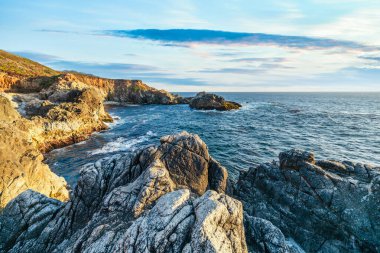 1. Otoyol ve Big Sur boyunca Pasifik Okyanusu 'nun güzel manzarası, hava manzarası, gün batımı, gün doğumu, sis. Kavram, seyahat, tatil, hafta sonu.