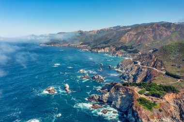 1. Otoyol ve Big Sur boyunca Pasifik Okyanusu 'nun güzel manzarası, hava manzarası, gün batımı, gün doğumu, sis. Kavram, seyahat, tatil, hafta sonu.