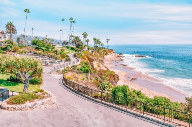 Treasure Island Park, Orange County, Kaliforniya, ABD 'deki palmiye ağaçları ile Laguna Sahili' nin güzel manzarası..