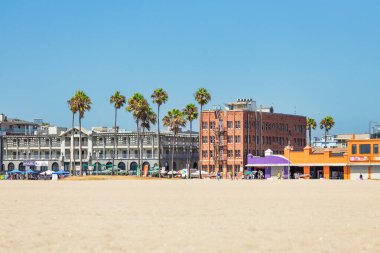 Los Angeles, ABD, Kaliforniya - 13 Ağustos 2024, Venedik Sahili 'ndeki Ocean Front Walk boyunca ünlü, sevilen Los Angeles tatil yeri, dükkanlar ve butikler.