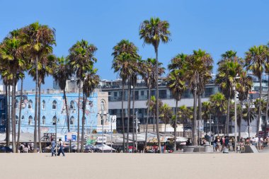 Los Angeles, ABD, Kaliforniya - 13 Ağustos 2024, Venedik Sahili 'ndeki Ocean Front Walk boyunca ünlü, sevilen Los Angeles tatil yeri, dükkanlar ve butikler.