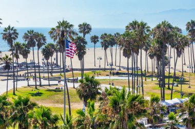 Los Angeles, ABD, Kaliforniya - 13 Ağustos 2024, Venedik Sahili 'ndeki Ocean Front Walk boyunca ünlü, sevilen Los Angeles tatil yeri, dükkanlar ve butikler.