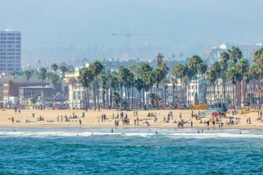 Los Angeles, ABD, Kaliforniya - 13 Ağustos 2024, Venedik Sahili 'ndeki Ocean Front Walk boyunca ünlü, sevilen Los Angeles tatil yeri, dükkanlar ve butikler.