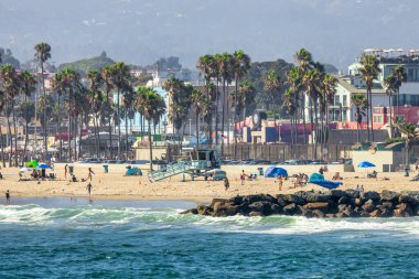 Los Angeles, ABD, Kaliforniya - 13 Ağustos 2024, Venedik Sahili 'ndeki Ocean Front Walk boyunca ünlü, sevilen Los Angeles tatil yeri, dükkanlar ve butikler.