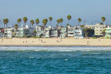 Los Angeles, ABD, Kaliforniya - 13 Ağustos 2024, Venedik Sahili 'ndeki Ocean Front Walk boyunca ünlü, sevilen Los Angeles tatil yeri, dükkanlar ve butikler.