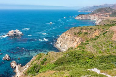 1. Otoyol ve Big Sur boyunca Pasifik Okyanusu 'nun güzel manzarası, hava manzarası, gün batımı, gün doğumu, sis. Kavram, seyahat, tatil, hafta sonu.