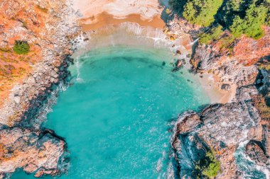 1. Otoyol ve Big Sur boyunca Pasifik Okyanusu 'nun güzel manzarası, McWay Falls havadan, gün batımından, gün doğumundan, sisten. Kavram, seyahat, tatil, hafta sonu.