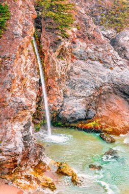 1. Otoyol ve Big Sur boyunca Pasifik Okyanusu 'nun güzel manzarası, yukarıdan McWay Falls manzarası, gün batımı, gün doğumu, sis. Kavram, seyahat, tatil, hafta sonu.