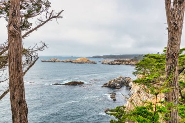 1. Otoyol ve Big Sur boyunca Pasifik Okyanusu 'nun güzel manzarası, hava manzarası, gün batımı, gün doğumu, sis. Kavram, seyahat, tatil, hafta sonu.