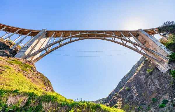 1. Otoyol ve Big Sur boyunca Pasifik Okyanusu 'nun güzel manzarası, Bixby Köprüsü' nün harika hava manzarası, gün batımı, gün doğumu, sis. Kavram, seyahat, tatil, hafta sonu.