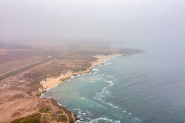 Pasifik Okyanusu kıyısı boyunca uzanan 1. Otoyol ve Big Sur, güzel manzara ve hava manzarası, gün batımı, gün doğumu, sis. Kavram, seyahat, tatil, hafta sonu.