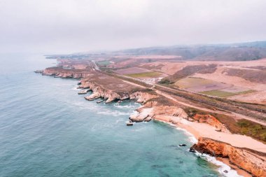Pasifik Okyanusu kıyısı boyunca uzanan 1. Otoyol ve Big Sur, güzel manzara ve hava manzarası, gün batımı, gün doğumu, sis. Kavram, seyahat, tatil, hafta sonu.