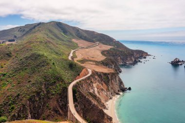 Pasifik Okyanusu kıyısı boyunca uzanan 1. Otoyol ve Big Sur, güzel manzara ve hava manzarası, gün batımı, gün doğumu, sis. Kavram, seyahat, tatil, hafta sonu.