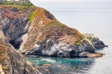 Pasifik Okyanusu kıyısı boyunca uzanan 1. Otoyol ve Big Sur, güzel manzara ve hava manzarası, gün batımı, gün doğumu, sis. Kavram, seyahat, tatil, hafta sonu.
