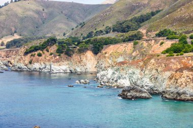 Pasifik Okyanusu kıyısı boyunca uzanan 1. Otoyol ve Big Sur, güzel manzara ve hava manzarası, gün batımı, gün doğumu, sis. Kavram, seyahat, tatil, hafta sonu.