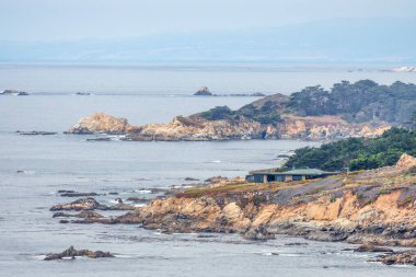 Pasifik Okyanusu kıyısı boyunca uzanan 1. Otoyol ve Big Sur, güzel manzara ve hava manzarası, gün batımı, gün doğumu, sis. Kavram, seyahat, tatil, hafta sonu.