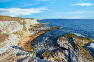 Pasifik Okyanusu kıyısı boyunca uzanan 1. Otoyol ve Big Sur, güzel manzara ve hava manzarası, gün batımı, gün doğumu, sis. Kavram, seyahat, tatil, hafta sonu.