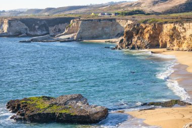 Pasifik Okyanusu kıyısı boyunca uzanan 1. Otoyol ve Big Sur, güzel manzara ve hava manzarası, gün batımı, gün doğumu, sis. Kavram, seyahat, tatil, hafta sonu.
