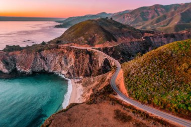 Bixby Köprüsü, 1. Otoyol ve Big Sur boyunca Pasifik Okyanusu kıyısı boyunca, güzel manzara ve hava manzarası, gün batımı, gün doğumu, sis. Kavram, seyahat, tatil, hafta sonu.