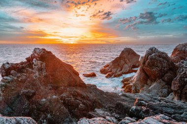 Pasifik Okyanusu kıyısı boyunca uzanan 1. Otoyol ve Big Sur, güzel manzara ve hava manzarası, gün batımı, gün doğumu, sis. Kavram, seyahat, tatil, hafta sonu.