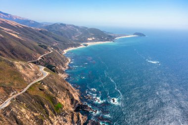 1. Otoyol ve Big Sur boyunca Pasifik Okyanusu 'nun güzel manzarası, hava manzarası, gün batımı, gün doğumu, sis. Kavram, seyahat, tatil, hafta sonu.
