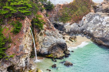 1. Otoyol ve Big Sur boyunca Pasifik Okyanusu 'nun güzel manzarası, McWay Falls havadan, gün batımından, gün doğumundan, sisten. Kavram, seyahat, tatil, hafta sonu.