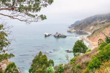 1. Otoyol ve Big Sur boyunca Pasifik Okyanusu 'nun güzel manzarası, hava manzarası, gün batımı, gün doğumu, sis. Kavram, seyahat, tatil, hafta sonu.